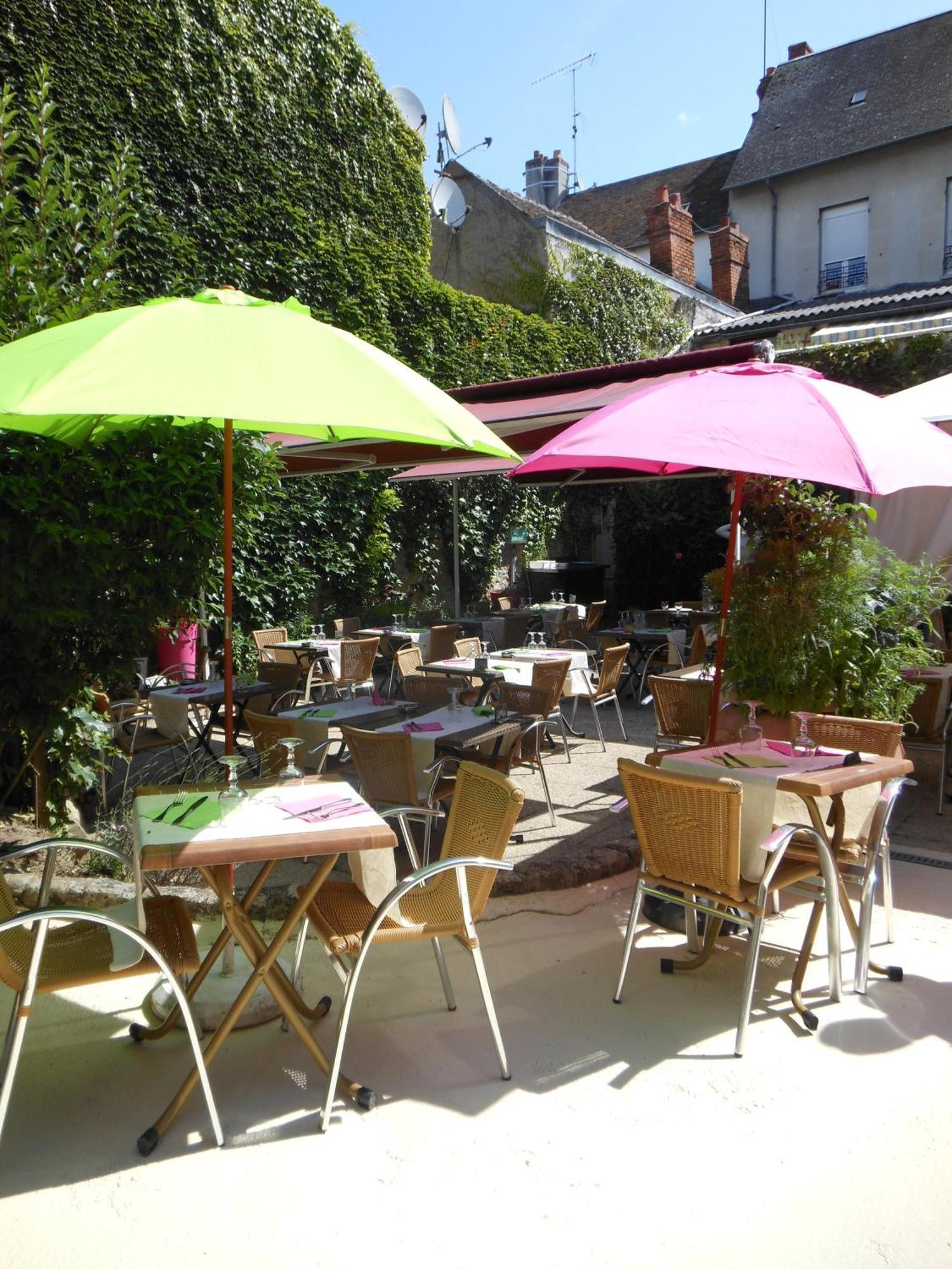 Logis - Hotel Restaurant L'Ecu De France Malesherbes Exterior foto